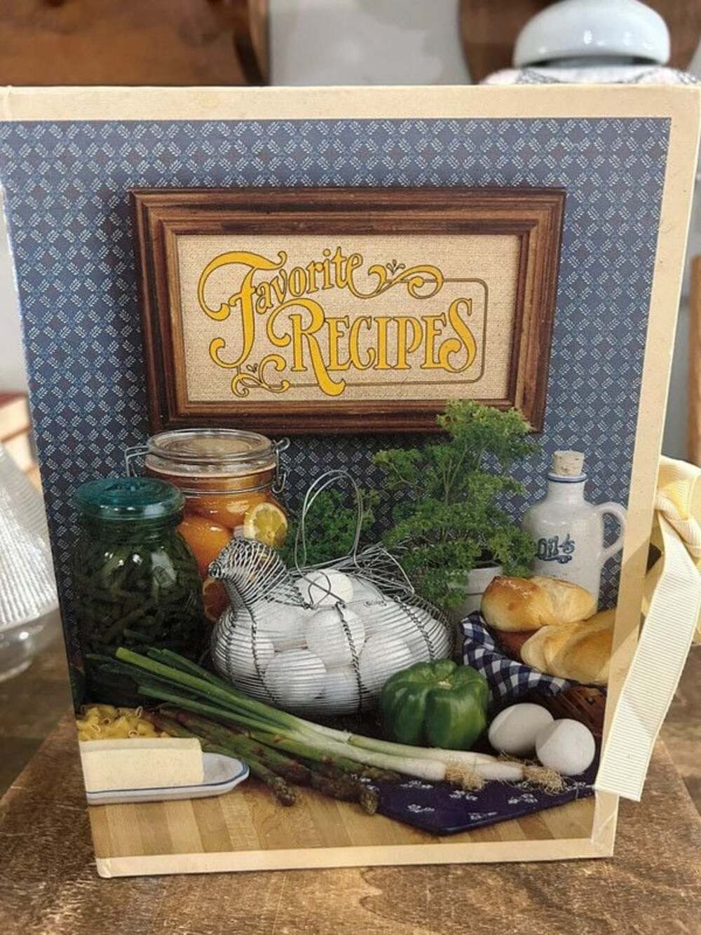 Vintage Favorite Recipes Accordian Folder